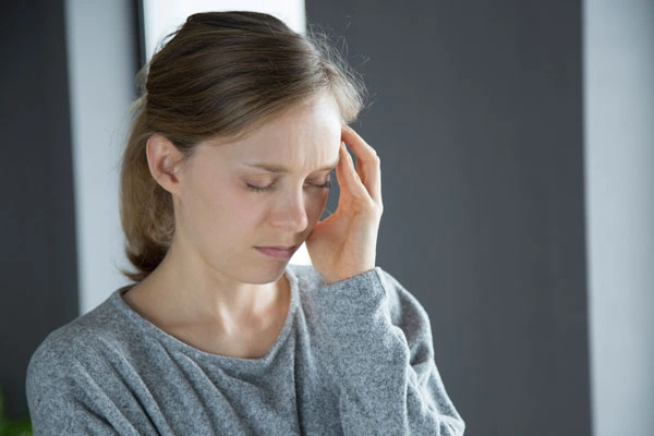пациентка с головной болью ожидает невролога на дому